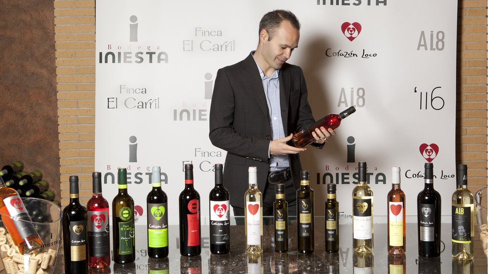 Andres_Iniesta_fall_hopelessly_in_love_with_wine_2.jpg