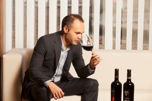 Andres_Iniesta_fall_hopelessly_in_love_with_wine_3.jpg