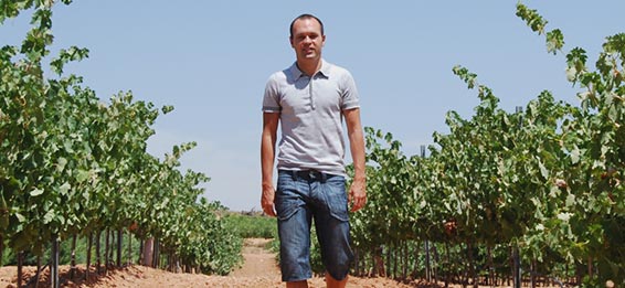 Andres_Iniesta_fall_hopelessly_in_love_with_wine_6.jpg